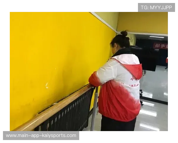 每个门背后都是一个更衣室故事,每一扇门背后都是一个家 每个门背后都是一个更衣室故事,每一扇门背后都是一个家