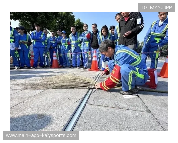 赛后空球场的寂静被清洁工扫帚打破 赛后空球场的寂静被清洁工扫帚打破